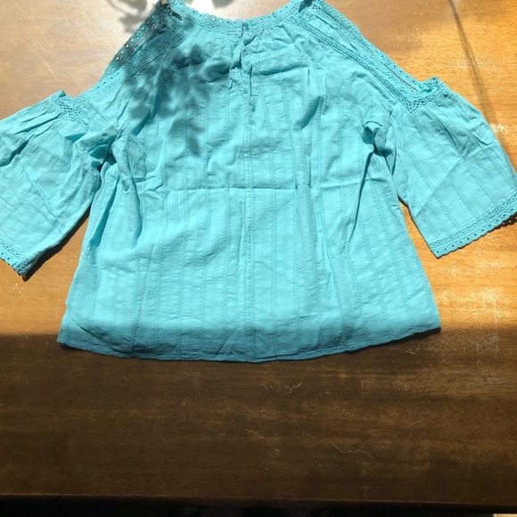 NWT FINAL REDUCTION Cold Shoulder Crochet Top Sz S - Picture 3 of 8